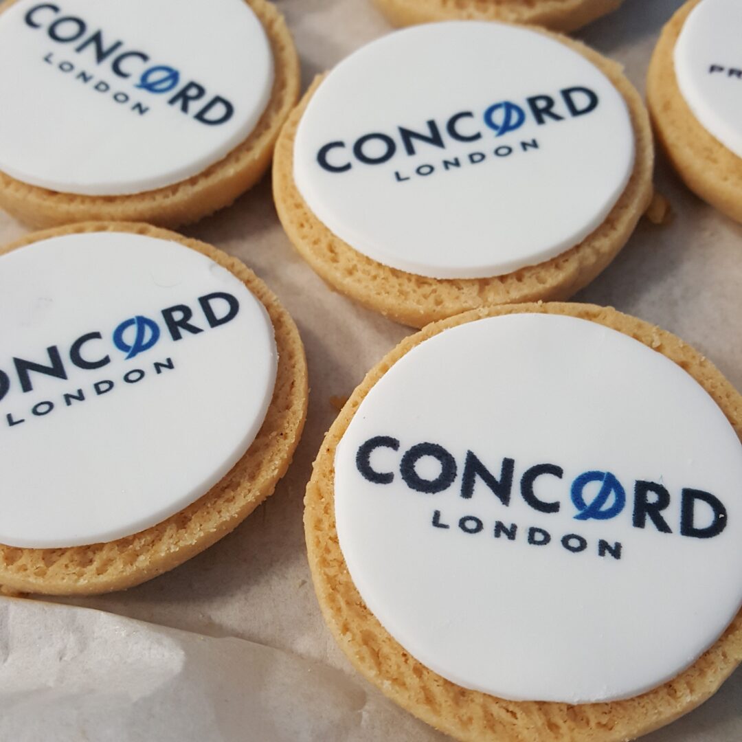 5cm Printed Iced Shortbread  Black and White London